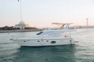 داخل اليخت
