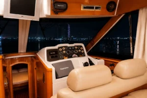 داخل اليخت