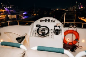 يخت بالساعة أو باليوم في أبوظبي؟ أيهما يناسبك
